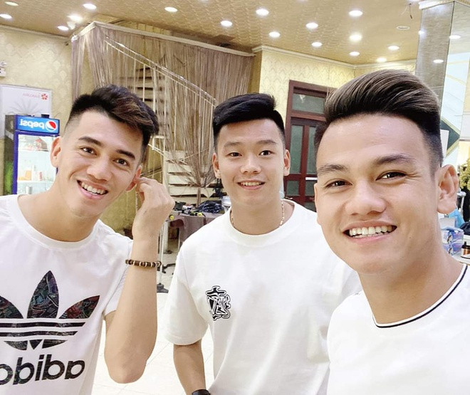 Dàn cầu thủ U23 Việt Nam gồm Thành Chung, Tiến Linh, Tấn Tài rất chịu khó đi ăn chơi trong những ngày có mặt tại TP HCM. Bộ ba còn gây chú ý với mái tóc giống nhau, biểu cảm y hệt và cùng mặc "áo trắng có làm em lo lắng".