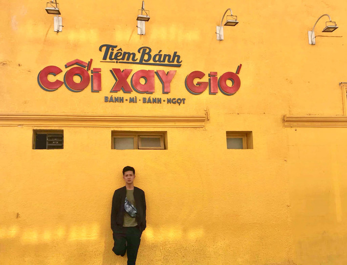 "Công an đẹp thế này tôi nguyện bị bắt cả đời", "Da trắng hơn mình, mắt còn tình hơn mình. Tôi là con gái nhé"... là những bình luận của dân mạng về nhan sắc của Duy Anh.