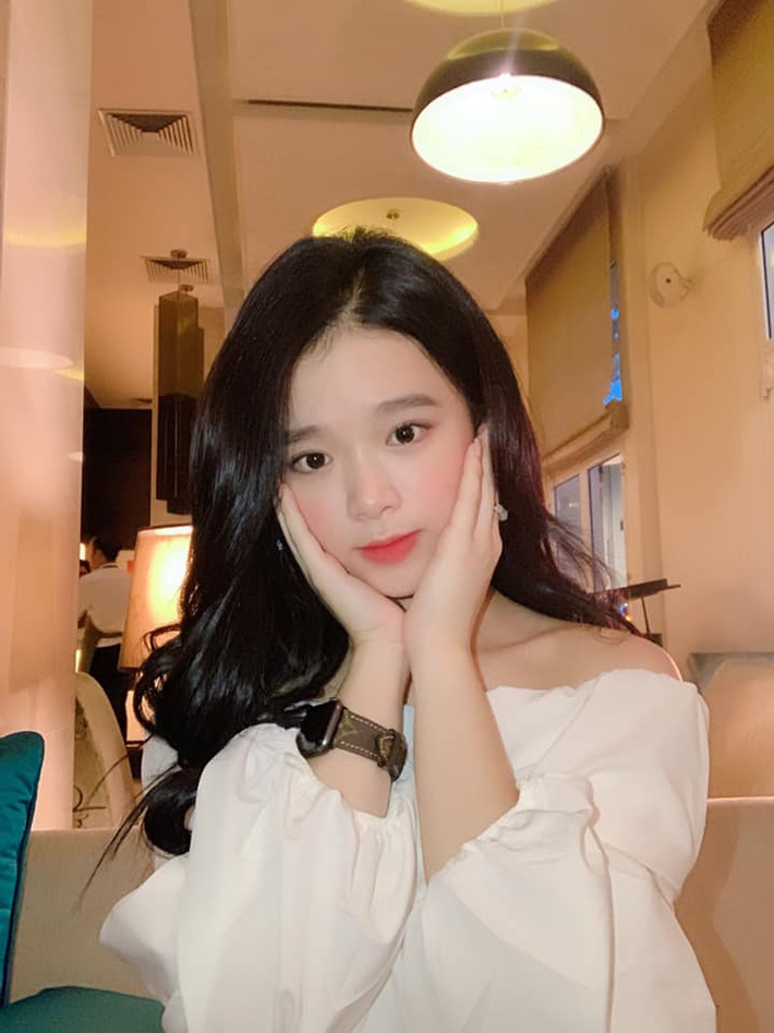 Bất chấp bị cộng đồng mạng "ném đá", tấn công trang cá nhân, Linh Ka vẫn nổi tiếng và ít khi lên tiếng phản pháo các bình luận tiêu cực trên mạng xã hội. Hiện trang cá nhân của hot girl sở hữu gần 700.000 lượt theo dõi.