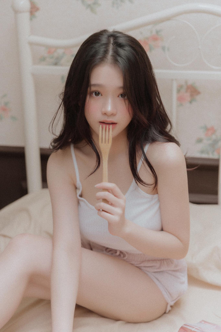Ở tuổi 18 trăng tròn, Linh Ka xinh đẹp khiến người khác khó rời mắt. Nổi tiếng từ năm 15 tuổi nên việc cô nàng chăm chút, đầu tư vào ngoại hình cũng không có gì là lạ lẫm.