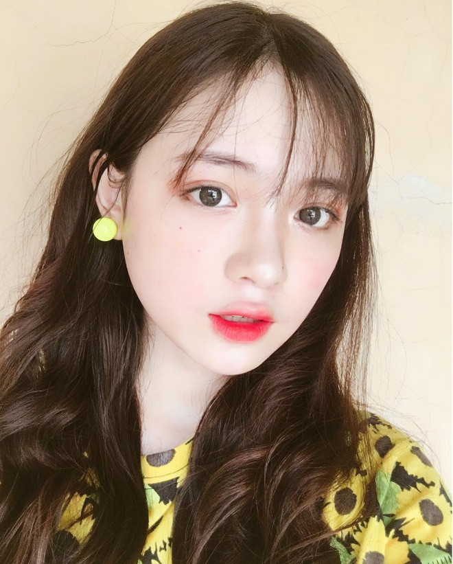 Nữ sinh 10X này từng chia sẻ, cô rất mong muốn bản thân tìm được nhiều cơ hội hơn nữa trong lĩnh vực mẫu ảnh. Phi Linh thấy mình là người rất thích được thử sức và sẽ không bỏ qua cơ hội để bản thân tiến xa hơn nữa.