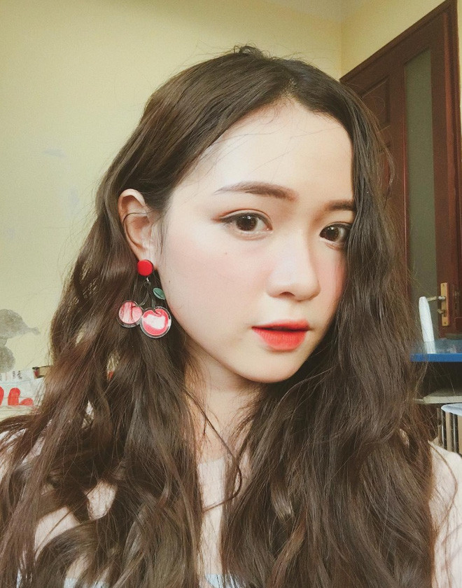 Dành nhiều thời gian cho việc học ở trường và ở nhà nhưng Phi Linh vẫn tận dụng thời gian rỗi để làm mẫu ảnh cho nhiều shop quần áo, phụ kiện, mỹ phẩm.