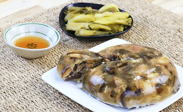 Thịt đông là món ăn quen thuộc đối với nhiều gia đình miền Bắc mỗi dịp năm mới. Món là sự hoà quyện của thịt lợn, gà, nấm hương, mộc nhĩ và nhiều gia vị khác. Nếu không phải ngày nào cũng ăn đến phát ngán thì đây có lẽ cũng là một món ngon.