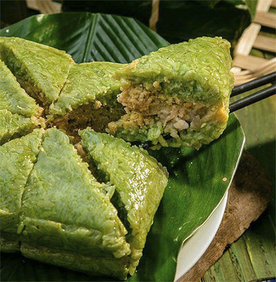 Trong cả 2, 4 ngày tết, bánh chưng luôn luôn xuất hiện trong mâm cơm khiến nhiều người phát ngán. Nếu không ăn được đồ nếp thì đây quả là món ăn cực kỳ kinh dị vì gây bí, nóng cổ và đầy bụng.