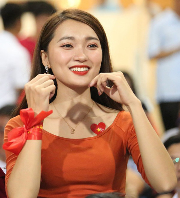 Trong thời gian hẹn hò, Ngọc Nữ thường xuyên xuất hiện trong dàn bạn gái cầu thủ đến cổ vũ cho Phan Văn Đức. Cặp đôi cũng chăm chỉ tương tác trên mạng xã hội. Tuy nhiên mối quan hệ này chưa bao giờ được cả hai lên tiếng xác nhận.