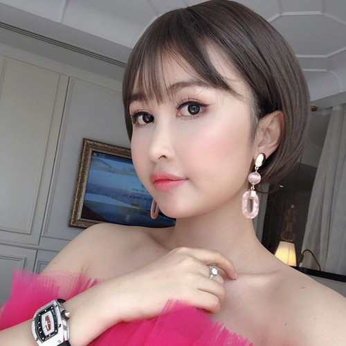 Nhiều dân mạng cho rằng cô nàng đang ngầm ám chỉ không quan tâm tới vụ lùm xùm "trộm" ảnh.