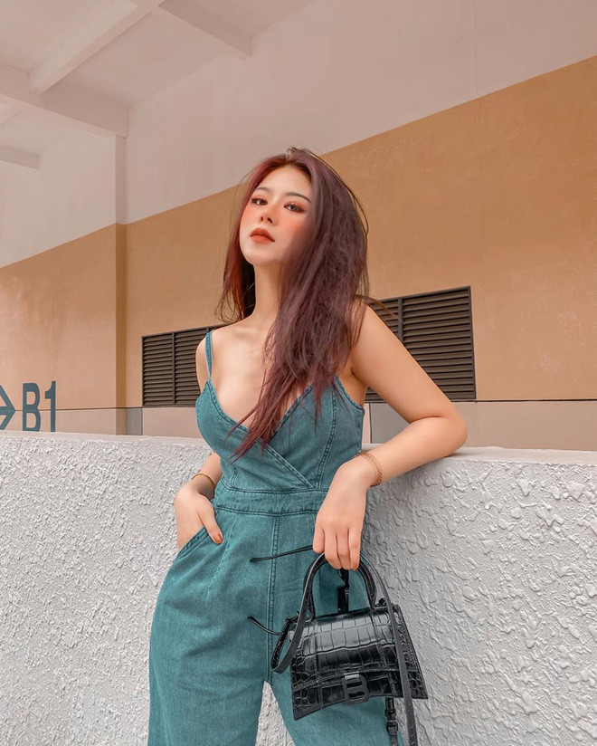 Từ khi vụ việc chàng tiền vệ bị lộ tin nhắn yêu đượng, tên tuổi của Nguyễn Thảo cũng được biết đến nhiều hơn.
