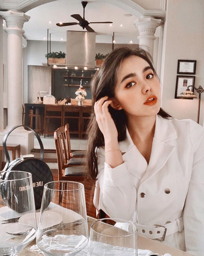  Hot girl Hồ Thiên Trang sinh năm 2001, đến từ Hà Nội là một cái tên được dân mạng ngưỡng mộ khi&#x8; cô tự mình mua căn hộ riêng ở tuổi 19. Dù vẫn còn phải trả góp 50 triệu đồng/tháng nhưng chắc hẳn bản thân Trang phải có thu nhập cực nhiều thì mới có thể thực hiện được.