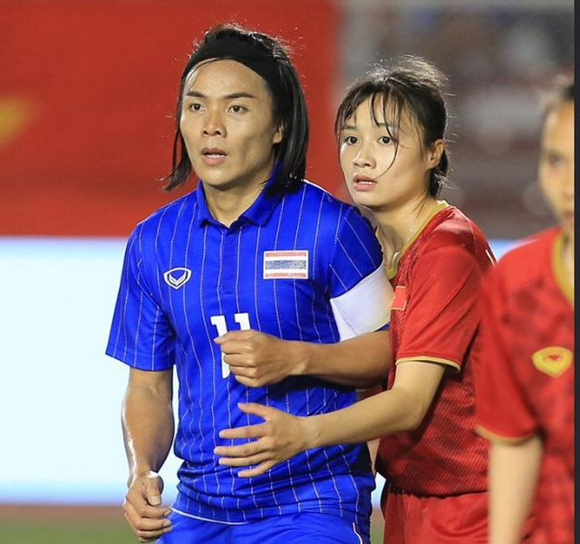 Tối ngày 8/12, trận chung kết bóng đá nữ SEA Games 30 giữa tuyển nữ Việt Nam và tuyển nữ Thái Lan diễn ra. Bên cạnh chiến thắng của thầy trò HLV Mai Đức Chung thì vẻ ngoài nam tính của các nữ cầu thủ Thái Lan cũng là chủ đề được cộng đồng mạng quan tâm.
