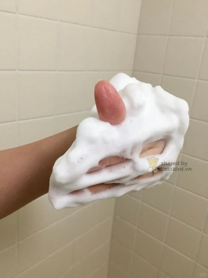 Cứ nghịch hết cái này sang cái khác thế này bảo sao mà tắm lâu.