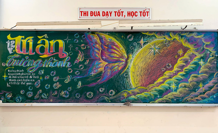 Gần đây, bức tranh vẽ bằng phấn của một nhóm học sinh lớp 12 đã thu hút hàng chục nghìn lượt thích trong một hội nhóm trên Facebook. Chỉ với một hộp phấn màu nhưng các em học sinh đã tạo nên một bức tranh với chủ đề trưởng thành đầy sinh động và ý nghĩa.