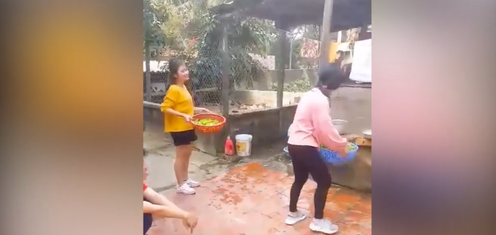 Mới đây, trên mạng xã hội xuất hiện 1 đoạn clip vui ghi lại hình ảnh một cô gái trổ tài vẩy rau nhưng kết quả không thể đắng "lòng hơn".