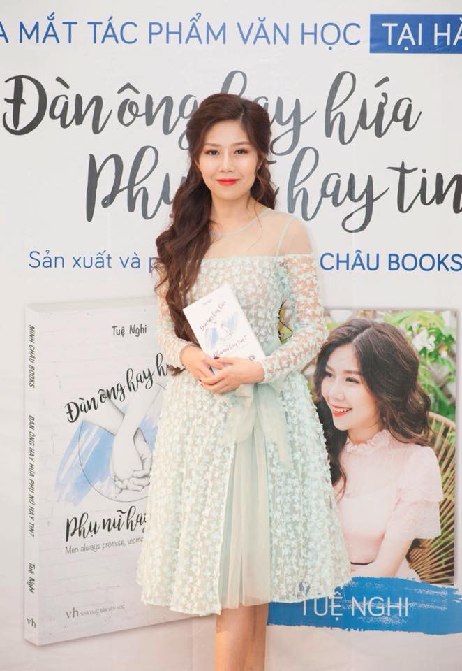 Nữ CEO thành đạt còn là cái tên nổi bật trong giới nhà văn trẻ. Những cuốn: Luật ngầm, Can trường bước tiếp,... của cô nhanh chóng hết hàng trong ngày đầu mở bán.