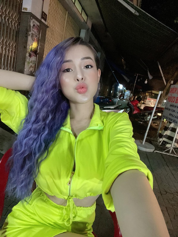 Trước đó, hot girl Ngân 98 cũng đã từng nhuộm tóc màu tím, thế nhưng đó là màu tím sữa, kém nổi bật hơn hẳn so với tông màu hiện tại. Được biết, để sở hữu được những màu tóc cực kỳ lạ như thế này thì phải trải qua một vài lần tẩy tóc, vừa xót da đầu, tốn kém lại mất thời gian.