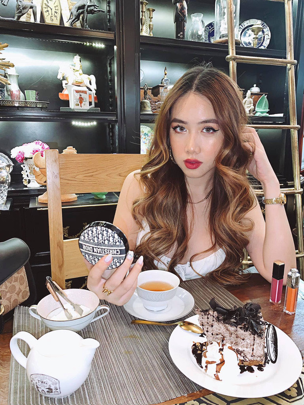 Bên cạnh đó, gu ăn mặc của Mina Nguyễn cũng rất đậm chất Âu Mỹ.