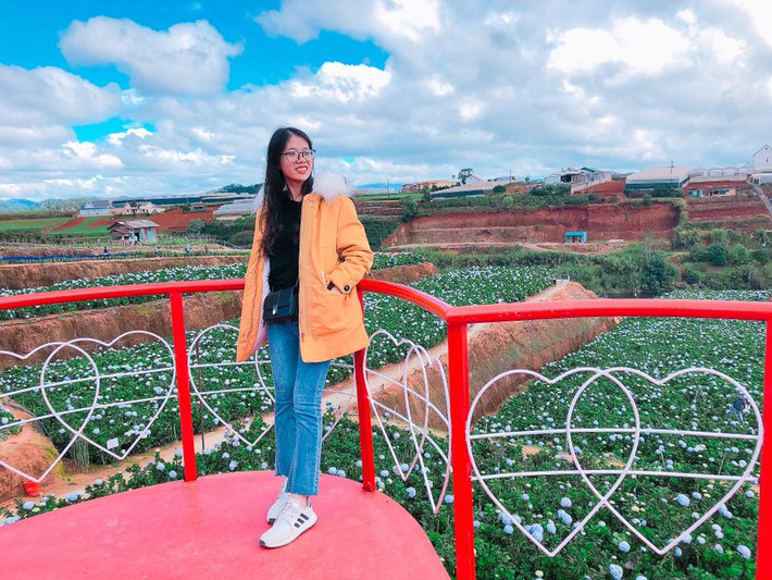 Được biết, Hậu hiện đang làm việc tại một trung tâm tiếng Nhật. Cô từng được lên báo vì thường xuyên đi du lịch một mình.