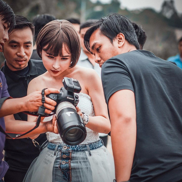 Tạm quên drama "mượn" ảnh, mới đây, vợ chồng đại gia Minh Nhựa đã khiến người ta phải trầm trồ khi khoe ảnh đang đi chụp ảnh.