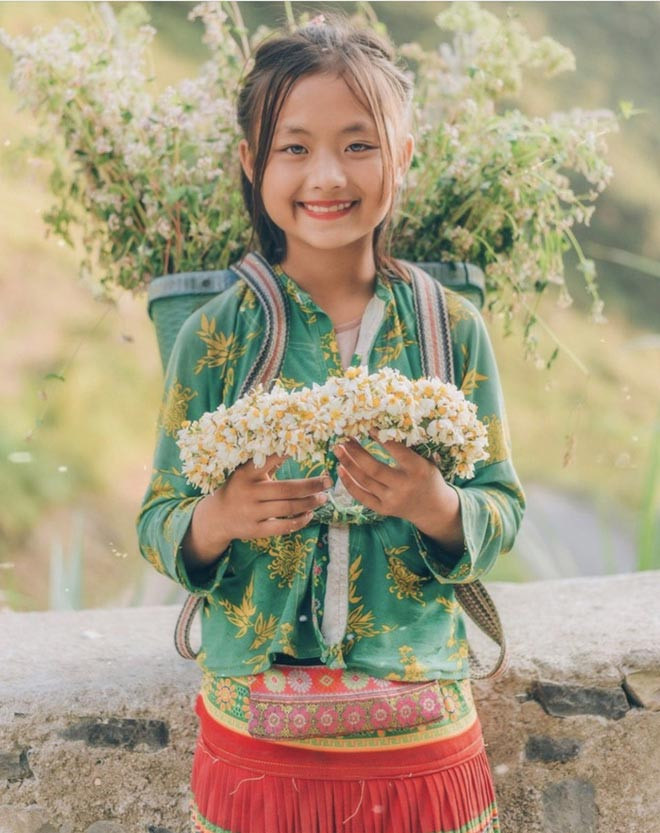 Những ngày gần đây, CĐM liên tục chia sẻ hình ảnh một bé gái dân tộc đứng bán hoa ở dốc Thẩm Mã, Hà Giang.