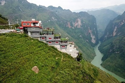 Những hình ảnh trên như 1 cách để cư dân mạng tỏ ra phẫn nộ khi khách sạn 7 tầng Mã Pì Lèng Panorama xây dựng làm phá hoại quang cảnh con đèo ở Hà Giang.