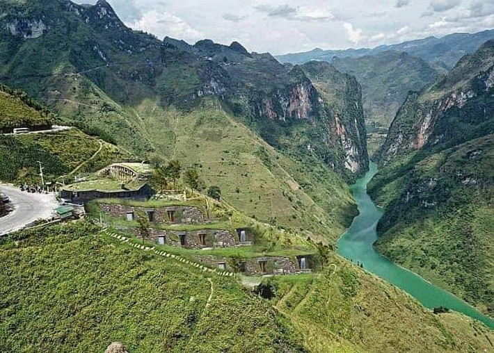 Mới đây, công trình Mã Pì Lèng Panorama trở thành tâm điểm chú ý khi bị gọi là "cái răng sâu" hay "khối u dị hợm" trên tứ đại danh đèo khu vực phía Bắc. Cùng từ sự việc trên, CĐM đã nhanh tay cho ra đời một số sản phẩm từ chí tưởng tượng và bàn tay photoshop khéo léo.
