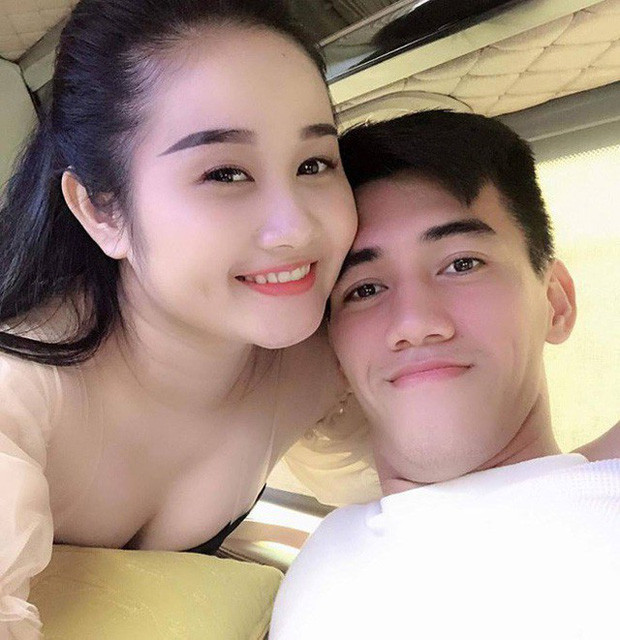 Trước đó, Tiến Linh và Ngọc Quyên đã từng có 2 năm mặn nồng, cầu thủ nhiều lần công khai yêu say đắm bạn gái trên mạng xã hội khiến nhiều người ghen tỵ.
