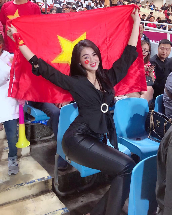 Sở hữu nhan sắc xinh đẹp lại yêu bóng đá, chẳng thế mà hot girl Hải Phòng có được sự chú ý của tiền đạo Tiến Linh. Nếu trở thành một cặp, đây sẽ là một đôi "trai tài gái sắc" của làng cầu thủ - WAGs Việt.