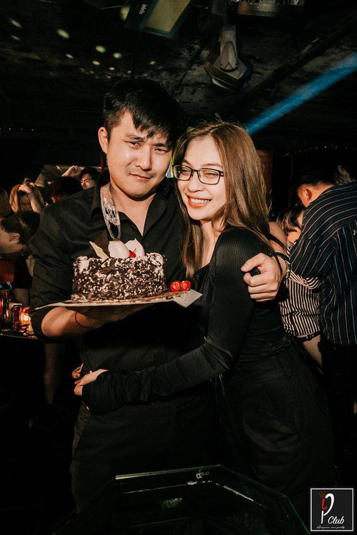Cũng mới đây thôi, dân mạng tìm ra bằng chứng Nhật Lê có tình mới. Anh chàng tên Hưng Harry, một doanh nhân thành đạt tại Bắc Ninh. Cả hai cũng lộ khoảnh khắc ôm ấp tình tứ tại quán bar.
