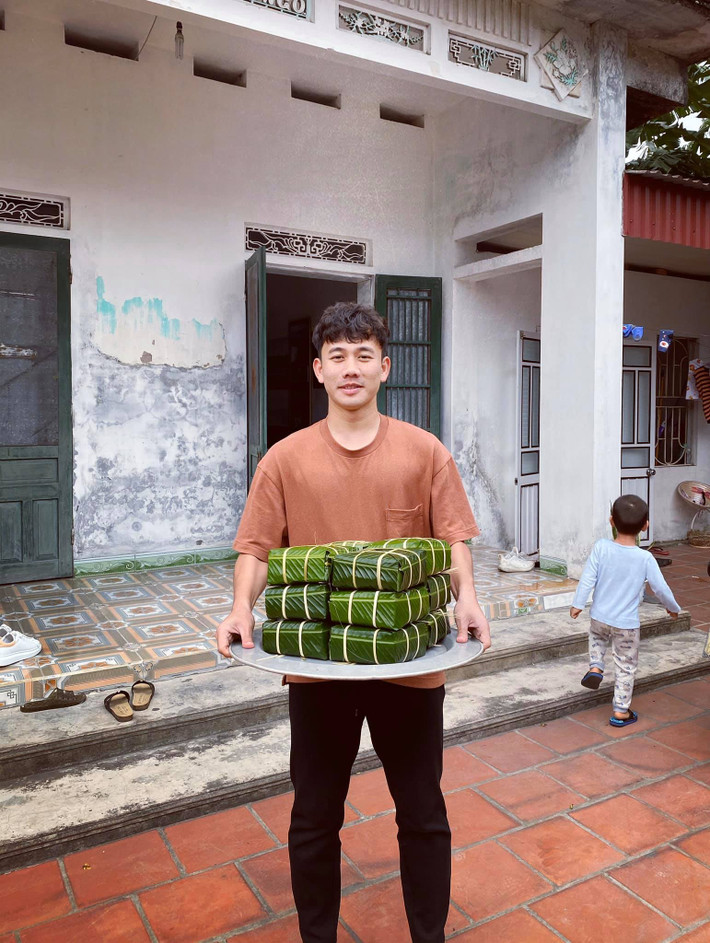 Tết Canh Tý 2020 vừa qua, Minh Vương khoe ảnh tự gói bánh chưng tại nhà cùng mẹ. Cầu thủ gốc Thái Bình hào hứng chuẩn bị một cái Tết ấm áp bên gia đình và người thân.