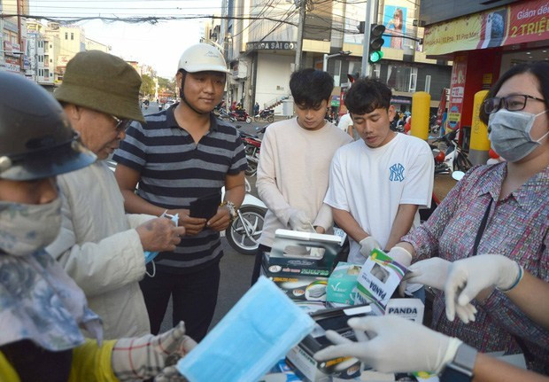 Bên cạnh nhiều người đi đường tới lấy khẩu trang miễn phí cũng có nhiều fan hâm mộ tới giúp Minh Vương và nhóm bạn phân phát. Đây là hành động nhỏ nhưng vô cùng đáng quý giữa thời điểm dịch bệnh bùng phát như hiện nay.