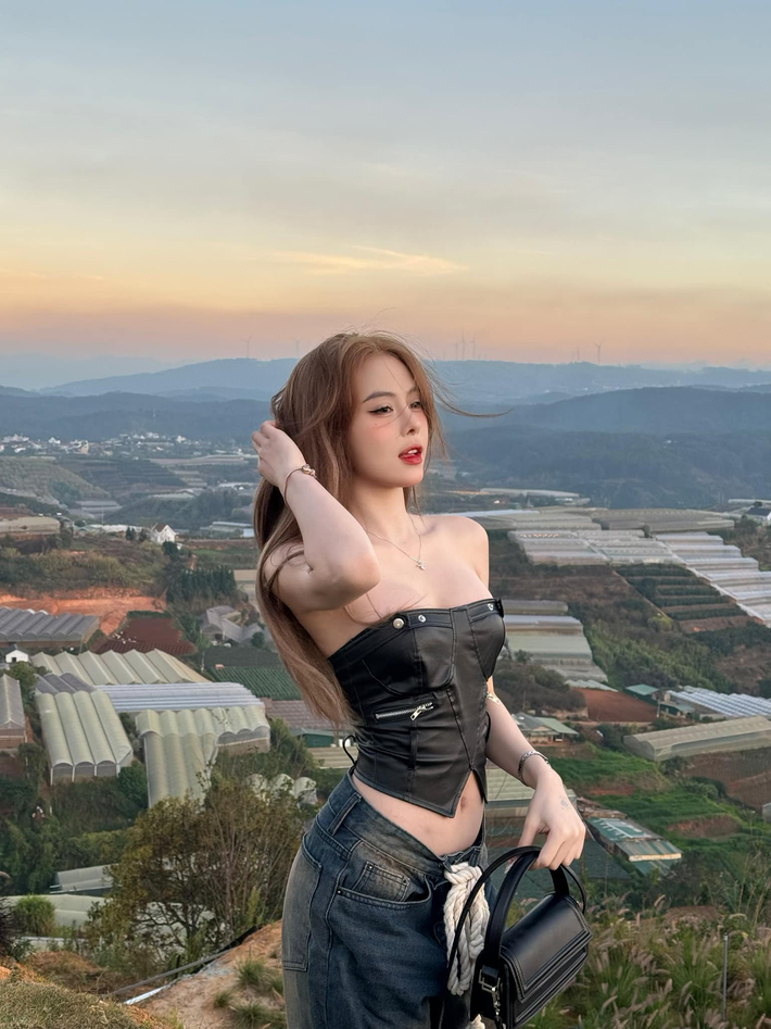 Ngân Hà sở hữu vóc dáng nuột nà, làn da trắng sáng, đôi chân dài thon thả, đặc biệt là gương mặt xinh đẹp hút hồn
