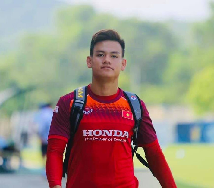 Trận ra quân của đội tuyển U23 Việt Nam gặp U23 UAE kết thúc với tỷ số hoà 0 - 0 đầy tiếc nuối. Trong số các cầu thủ được tham gia thi đấu vắng bóng Hồ Tấn Tài, gương mặt khá quen thuộc, được ra sân thường xuyên từ SEA Games 30. Lý do khiến anh chàng không thể có mặt trong trận đấu này là do phải nhận 2 thẻ vàng từ vòng loại U23 Châu Á.