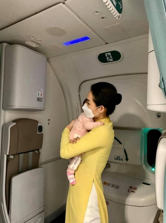 Tình hình dịch bệnh đang diễn biến phức tạp, nhiều Việt kiều nhanh chóng về nước, tuy nhiên có những người vì cuộc sống mưu sinh vẫn phải ở lại nơi đất khách, đành gửi con mới 2 tháng tuổi theo bà về quê hương. Trong suốt chuyến bay hơn 10 tiếng đồng hồ, em bé liên tục gào khóc vì nhớ mẹ, tiếp viên hàng không trong tổ bay phải hỗ trợ, bế, mang sữa tới dỗ dành.