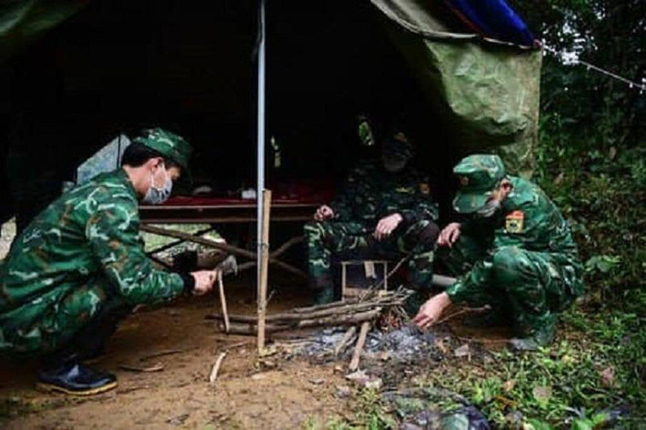 Để có cơ sở vật chất cho người trở về từ vùng dịch, nhiều doanh trại, đơn vị bộ đội được trưng dụng. Trong khi bệnh nhân cách ly Covid-19 được ngủ trong nhà, chăn nệm đầy đủ thì các chiến sĩ, sĩ quan quân đội phải dựng lều trong rừng, nấu cơm bằng củi.