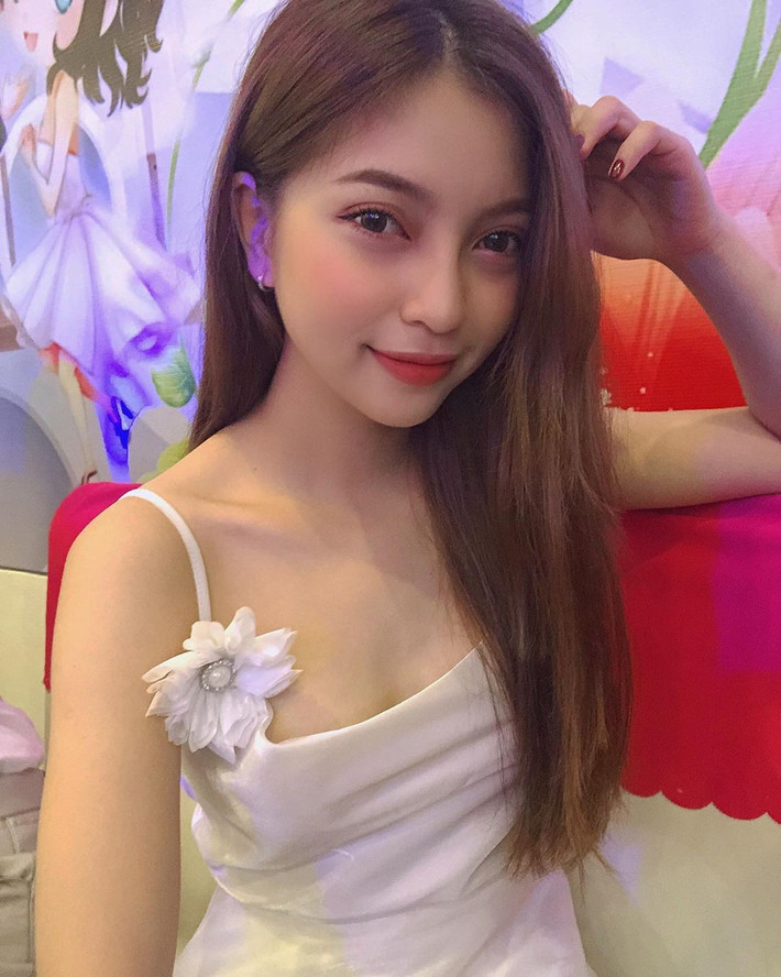 Từng có thời gian, Nhật Lê nhận "gạch đá" dư luận khi tham gia gameshow truyền hình dưới mác "bạn gái Quang Hải". Không chỉ vậy, cô nàng cũng bị nhận xét là quảng cáo thuốc giảm cân, tăng chiều cao không có tâm.