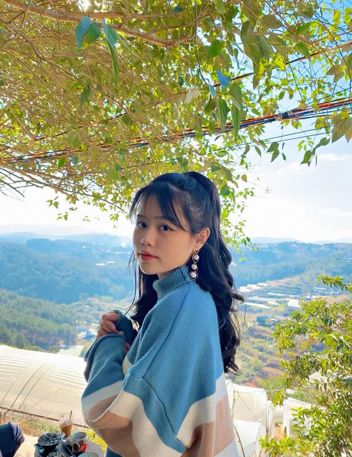 Không nổi bật như những người trước nhưng Huỳnh Anh là một rich kid đích thực. Cô đang là du học sinh Singapore, sở hữu nhiều túi, quần áo đắt tiền.