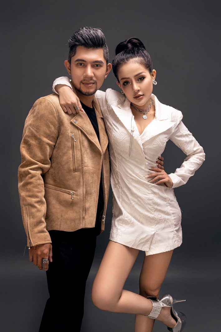 Trong khi nhiều người tỏ ra thông cảm và lo lắng cho Ngân, có không ít ý kiến nghi vấn cô nàng đang tự tạo phốt cho mình. Tài khoản M.A bình luận: "Nếu đã lo gia đình trông thấy, chí ít chị cũng nên báo công an chị gái ơi. Hay chị chỉ cố làm nóng tên mình thôi?".