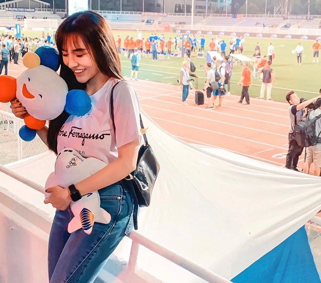 Trước đói, khi Hoàng Đức tham dự SEA Games cùng U22 Việt Nam, Gia Hân cũng đã có mặt tại Philippines để cổ vũ bạn trai. Ngay sau khi các cầu thủ nhận HCV, cô hot girl cũng đăng tải hình ảnh chụp cùng các vật phẩm, linh vật SEA Games mà bạn trai trao tặng.
