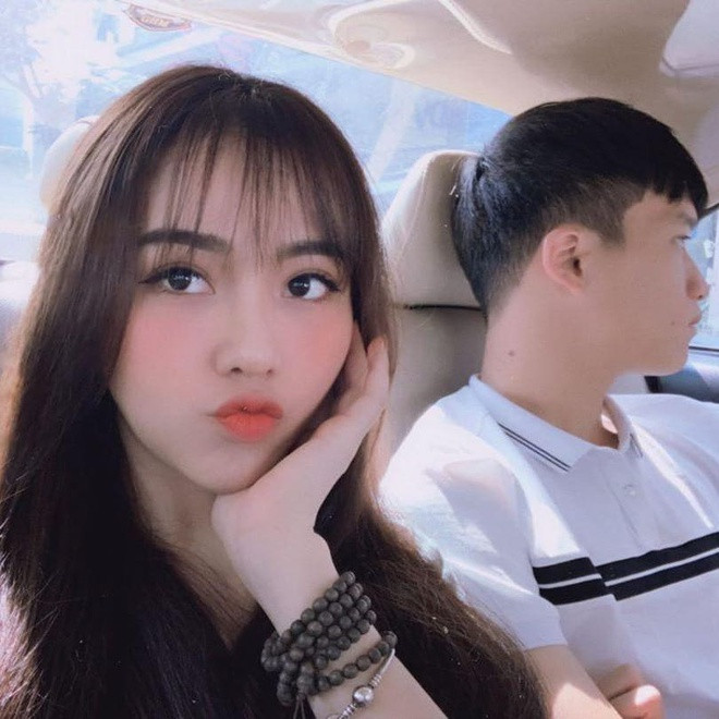 Gia Hân và Hoàng Đức chưa từng lên tiếng chính thức về chuyện hẹn hò, thế nhưng cả hai thường xuyên check-in cùng địa điểm, chụp hình xuất hiện góc nghiêng của nửa kia như một lời khẳng định về tình cảm. Trước Gia Hân, cầu thủ của đội tuyển U23 Việt Nam từng dính tin đồn yêu đương với hot girl World Cup Linh Trang.