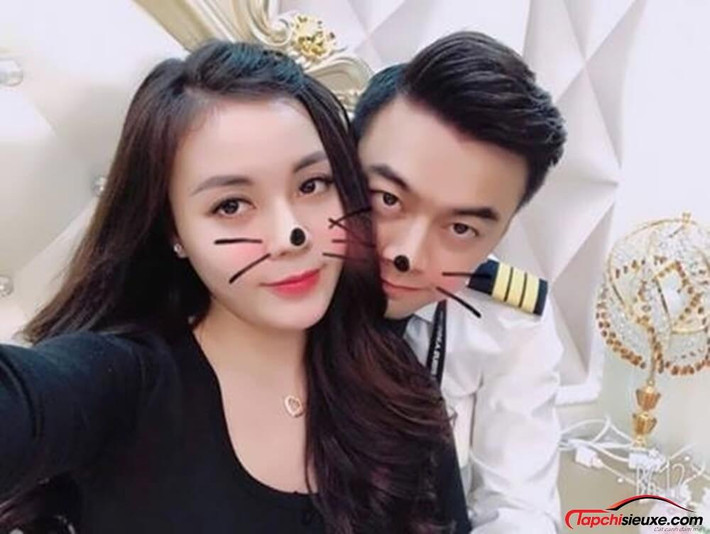 Trước đây, nữ giảng viên nổi tiếng từng đính hôn với cơ phó Hà Duy. Sau khi huỷ hôn cô nàng đã tổ chức lễ dạm ngõ với hot boy trường Sân khấu Điện ảnh Nguyễn Trọng Hưng.