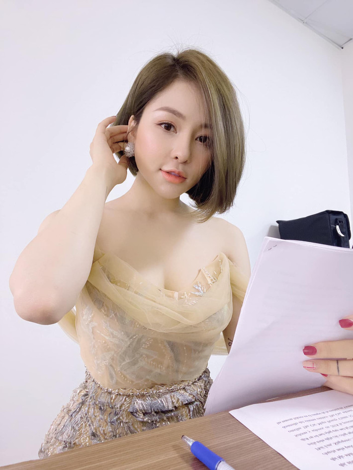 Mới đây, Trâm Anh bị dân mạng nhận xét là béo lên trông thấy, trong nhiều bức ảnh, cô lộ vòng 2 ngấn mỡ và phần bắp tay to.