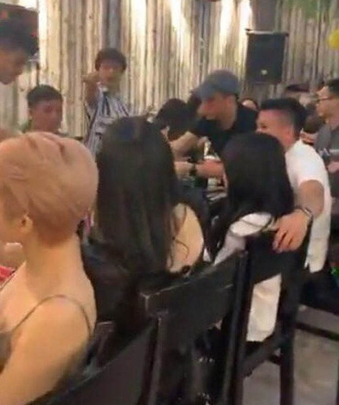 Mặc dù không lên tiếng chính thức nhưng việc Quang Hải và Nhật Lê "đường ai nấy đi" thì ai cũng biết. Sau khi chia tay bạn gái Quảng Nam, cầu thủ của CLB Hà Nội liên tục dính tin đồn hẹn hò với hot girl.