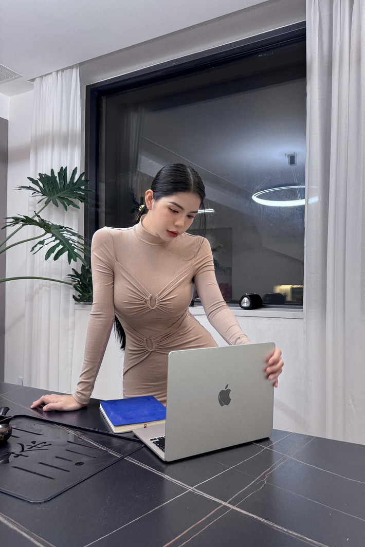 ằng Du Mục không tiết lộ chiều cao nhưng nhìn vào đôi chân thon dài, tỷ lệ cơ thể rất đẹp mà khán giả đoán cô phải xấp xỉ 1m70.