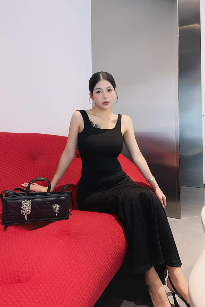 Có lợi thế ngoại hình không chút mỡ thừa, Hằng thường chọn những thiết kế ôm sát, khoe trọn đường cong.