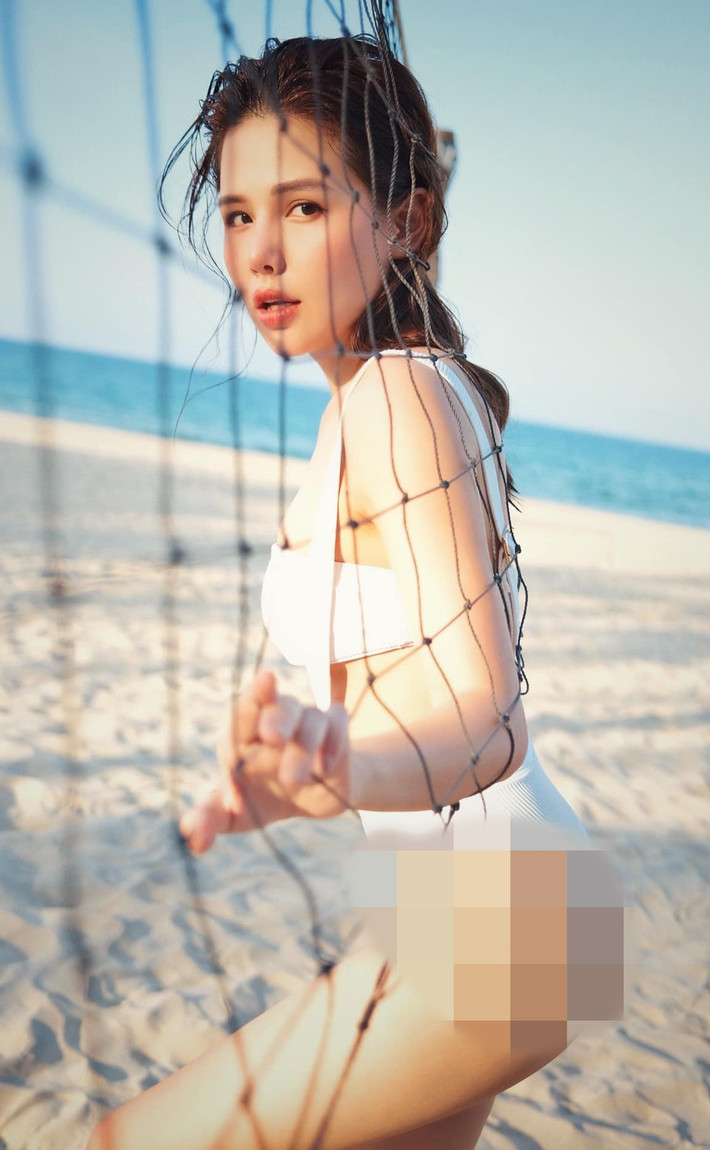Diện áo tắm hai mảnh hot girl đã khoe trọn thân hình nuột nà săn chắc với những đường cong vô cùng hấp dẫn.