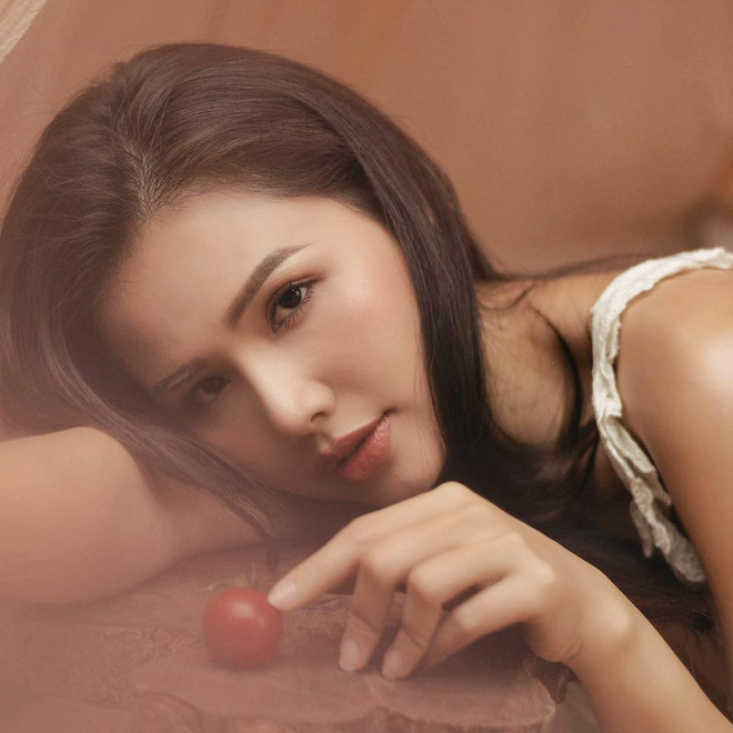 Người đẹp sinh năm 1990 từng giành giải thưởng trong các cuộc thi nhan sắc như: Miss khả ái của trường Đại học Sân khấu điện ảnh năm 2010, Miss Mạng xã hội tầm tay năm 2010.