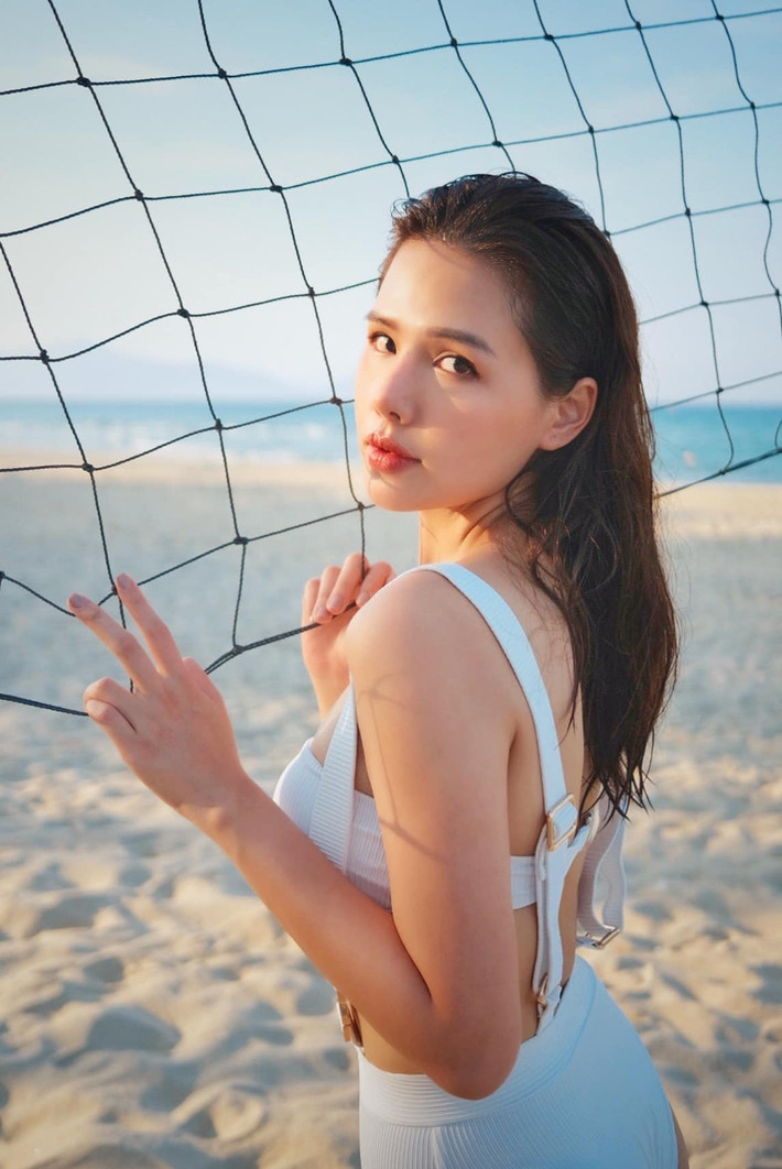 Trong chuyến đi chơi kỷ niệm 7 năm tình bạn với Huyền Lizzie vừa qua, hot girl Phanh Lee (Tên thật là Phương Anh Lê, sinh năm 1990) đã tranh thủ chụp bộ ảnh "vướng vào lưới tình" trên bãi biển đẹp đến rụng rời.