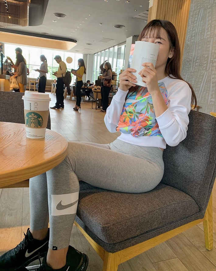 Yến Xuân còn xin được email của công ty và quyết định gửi ảnh chụp màn hình dòng bình luận kèm theo ảnh tài khoản của người kia.
