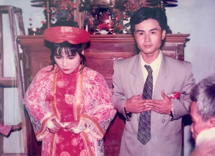 Bộ trang phục cưới được lấy nguyên mẫu từ trang phục năm xưa của cha mẹ cô dâu
