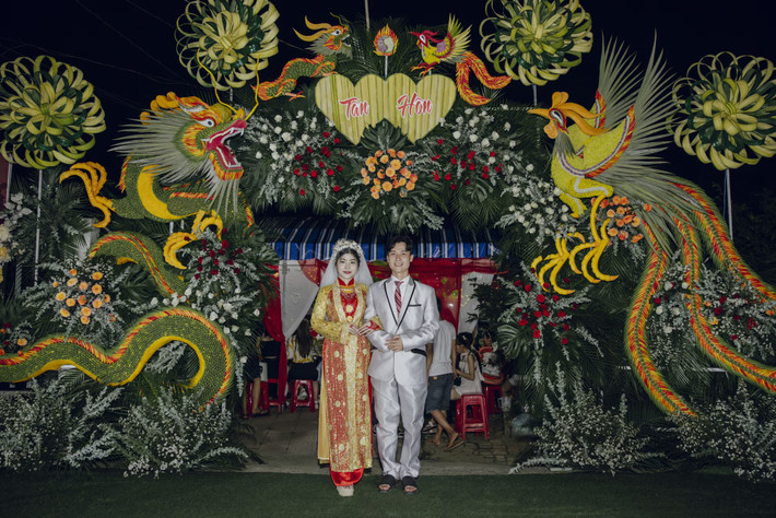 Được biết, cặp đôi này đều sinh ra và lớn lên tại Cần Thơ, đã có 6 năm yêu nhau trước khi tiến tới hôn nhân, hiện sinh sống và làm việc tại TPHCM.