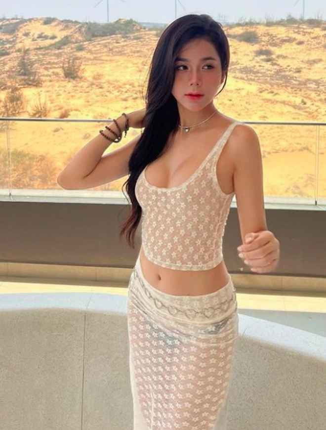 Các diễn đàn trai xinh, gái đẹp cũng chia sẻ rộng rãi hình ảnh của người đẹp 2001. Được biết, Thúy Hằng khá đắt show làm người mẫu ảnh, PR giới thiệu sản phẩm.
